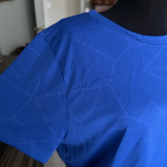 UA women’s workout tee - Picture 3 of 3